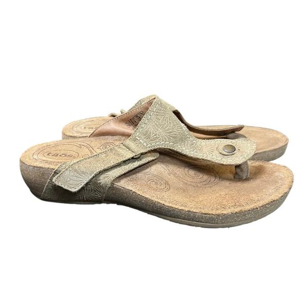 Taos Women's Lucy Thong Wedge Sandals Size 7-7.5 Brown Flower Embossed Suede - Picture 3 of 9